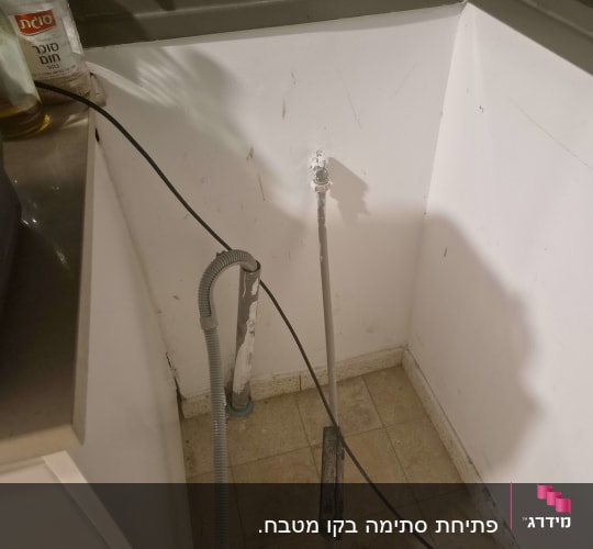 צינור מים וחיבורים בפינת חדר